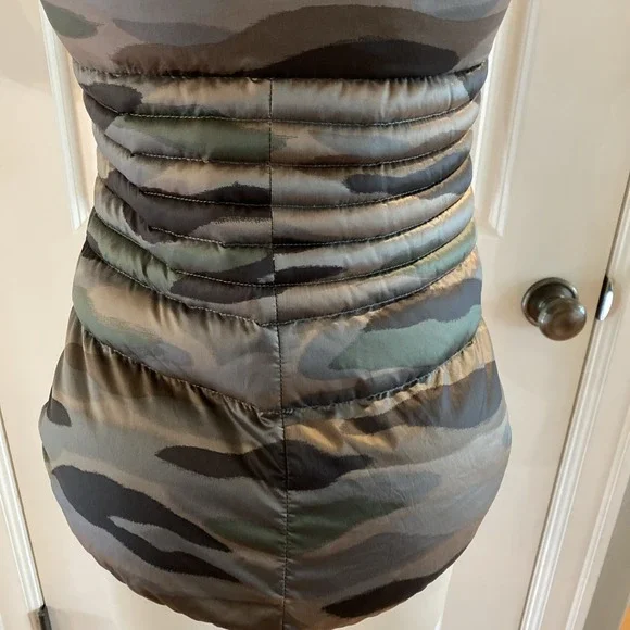Lululemon Fluffin Awesome Puffer Vest Size 4 Full Zip Camo Goose Down Athleisure